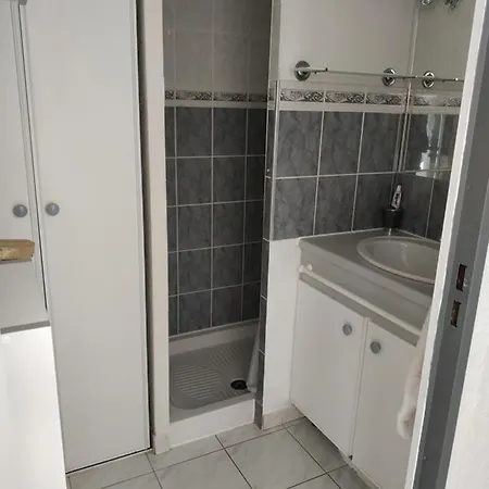Bel Idealement Situe Avec Piscine Et Parking - Cap D'agde - Ref, Mabay403e *